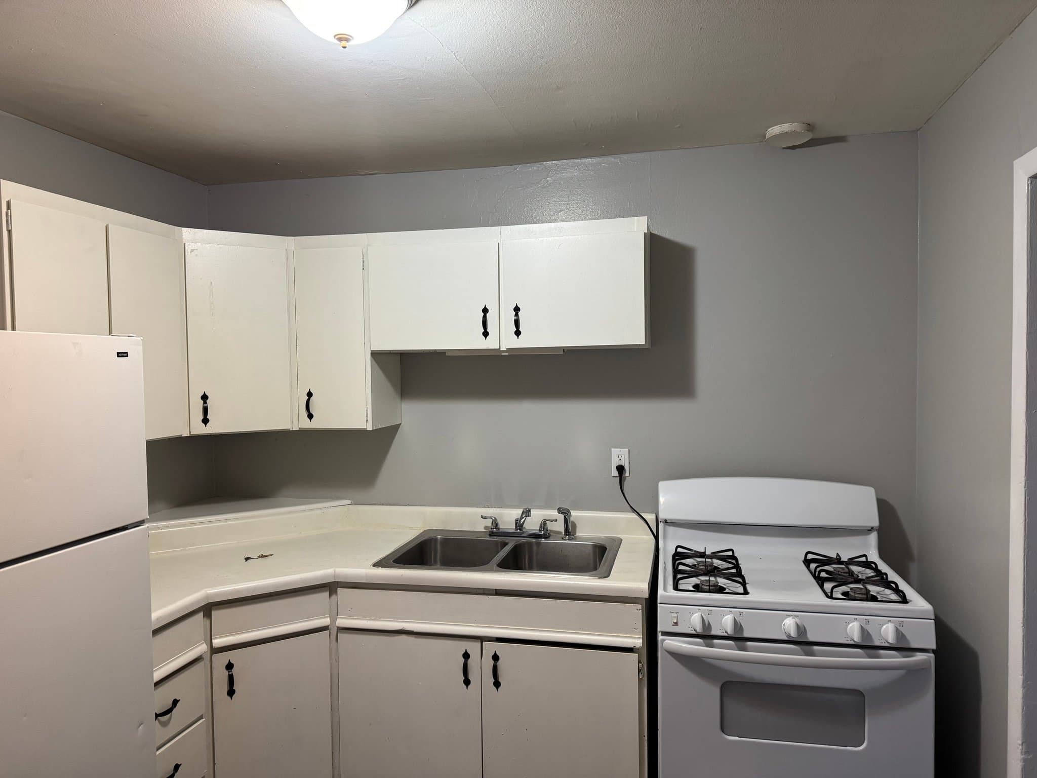 Independence House: 1521 N Hocker Ave