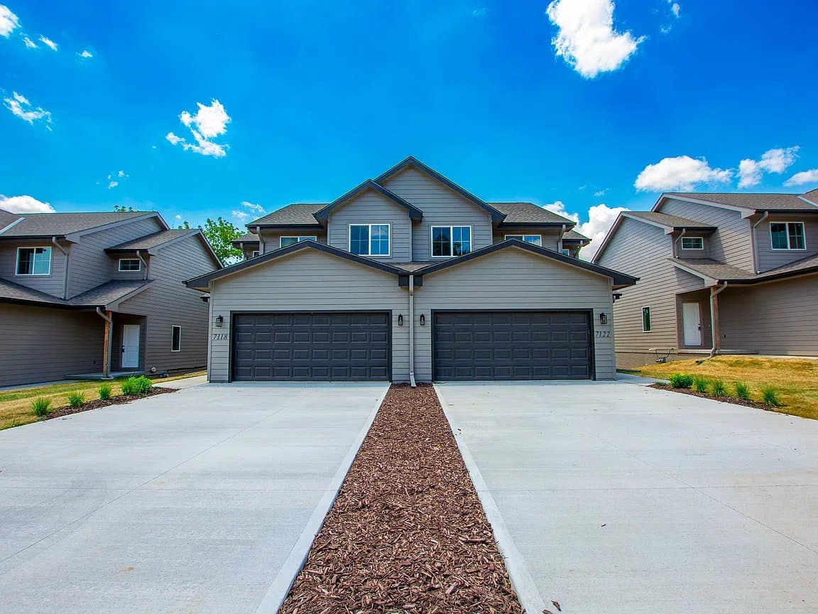 Omaha House: 7114 N 79th Ct