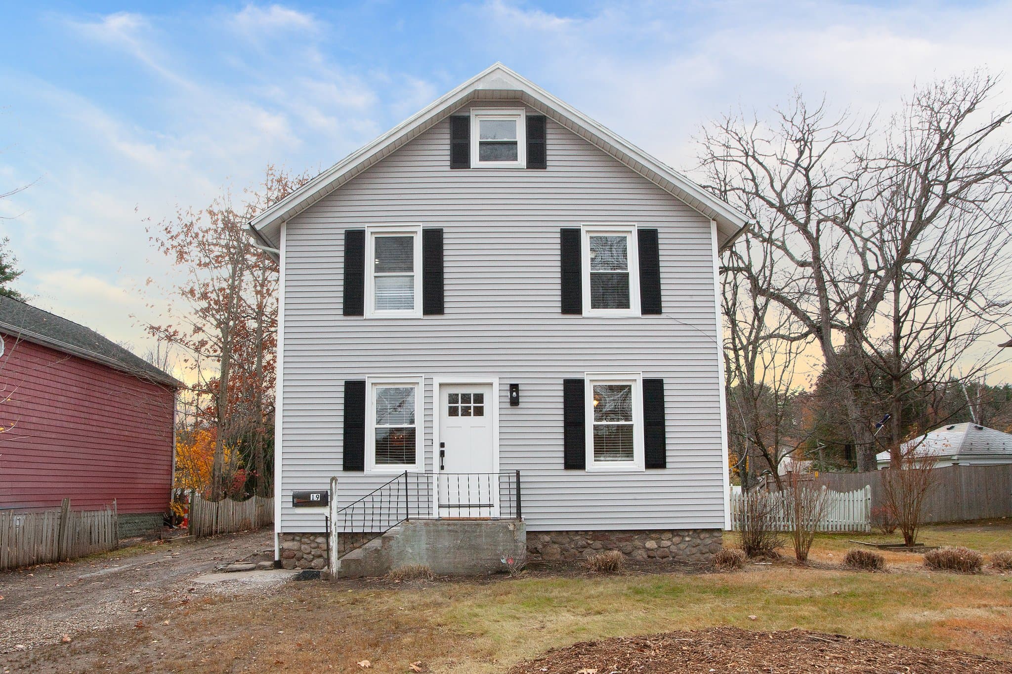 Simsbury House: 19 Fairview St