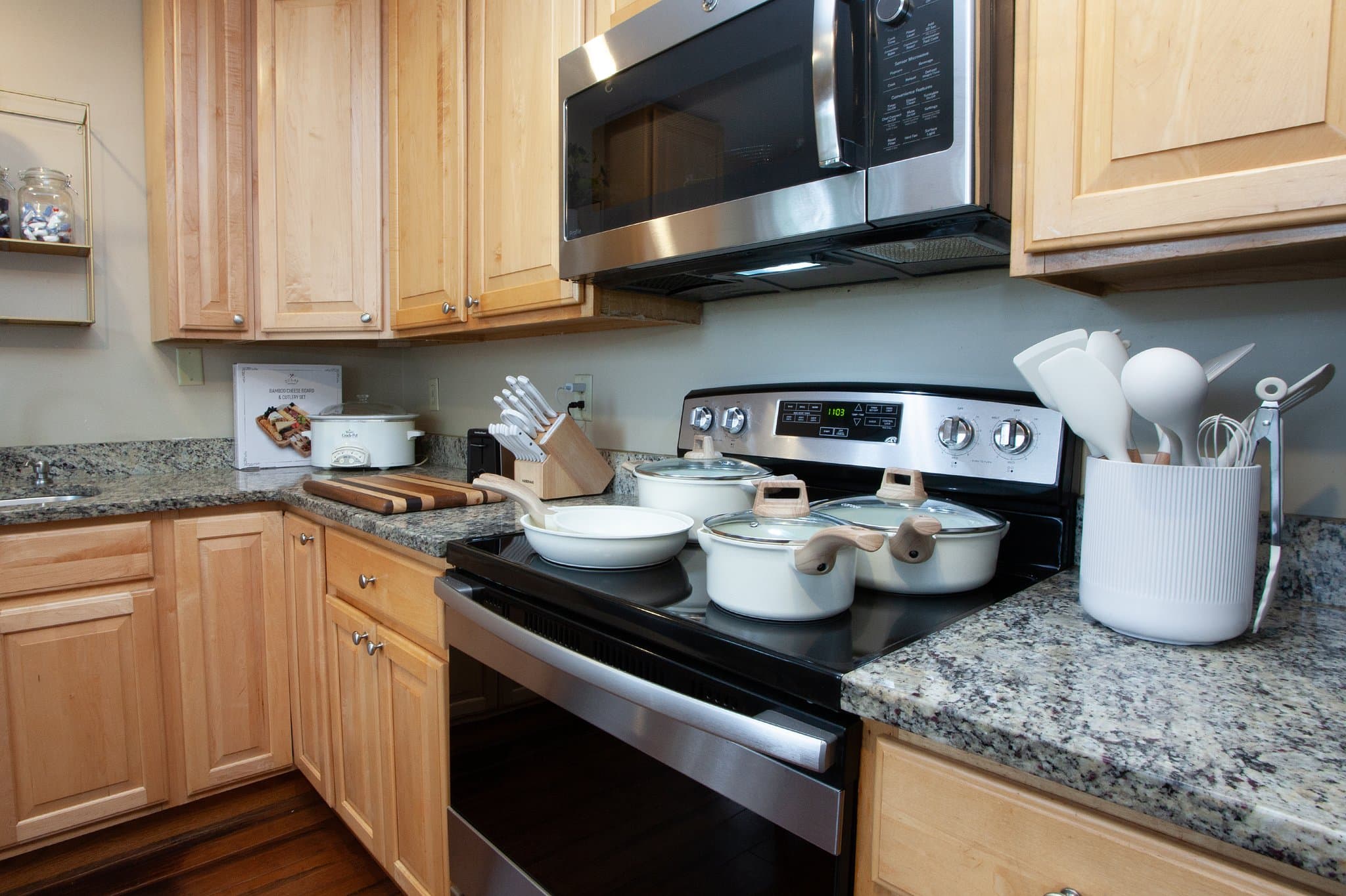 Simsbury House: 19 Fairview St