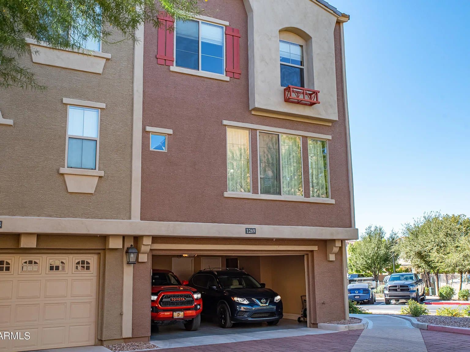 Gilbert Townhome: 240 W Juniper Ave