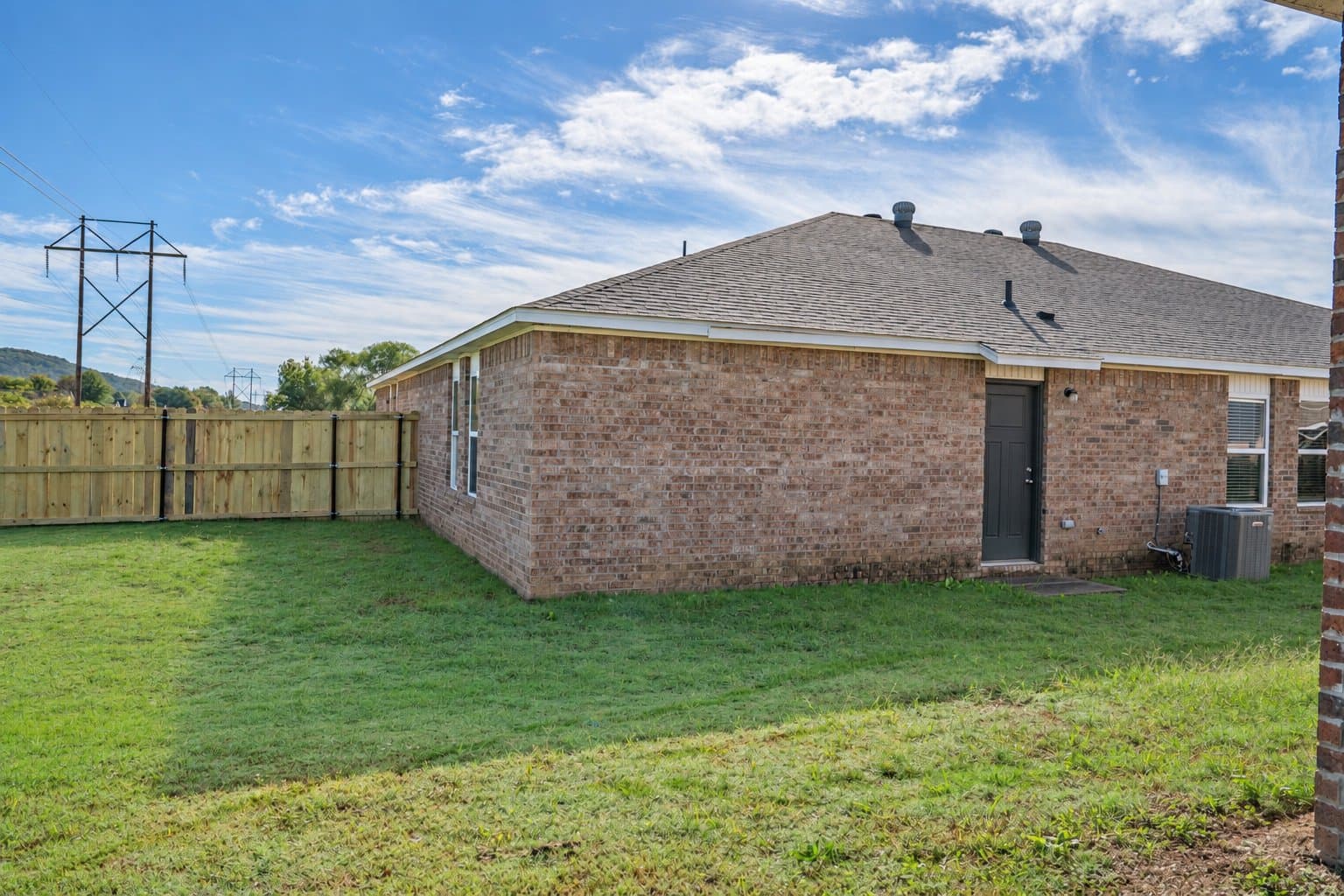 Farmington House: 246 E Anabranch Ct