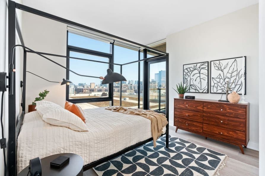 Chicago Apartment: 1147 W Van Buren St