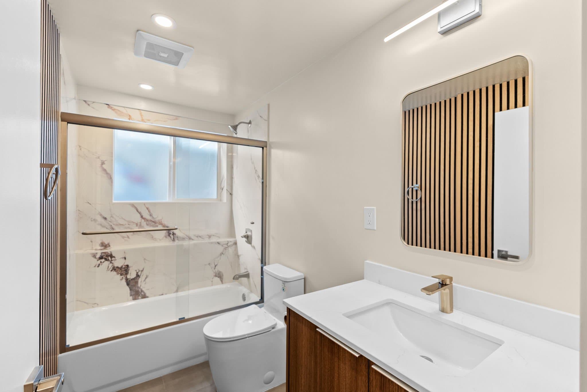 Berkeley Apartment: 1516 Alcatraz Ave