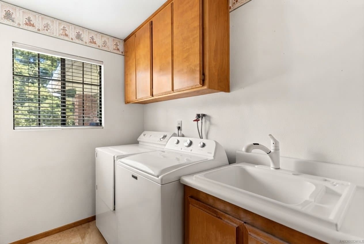 Fallbrook House: 1044 Valentine Ln