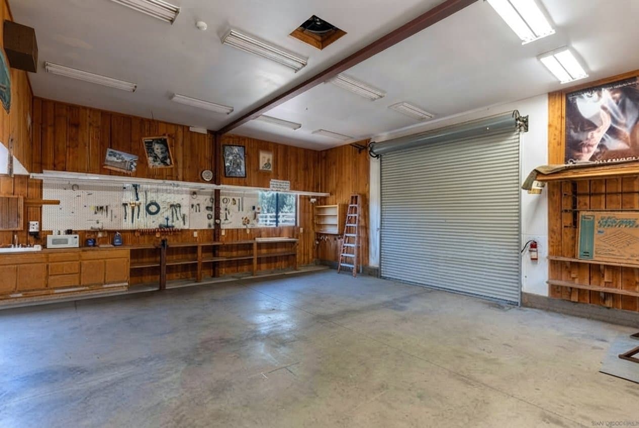 Fallbrook House: 1044 Valentine Ln
