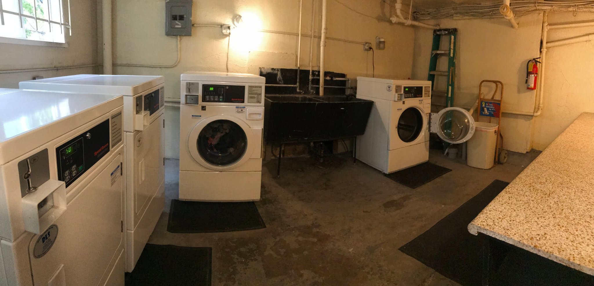 Berkeley Apartment: 1955 Chestnut St