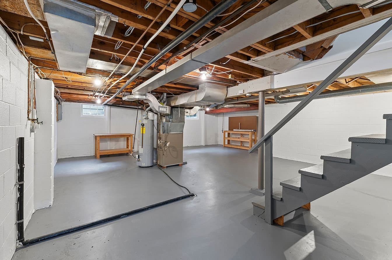 Mission House: 5301 Russell St
