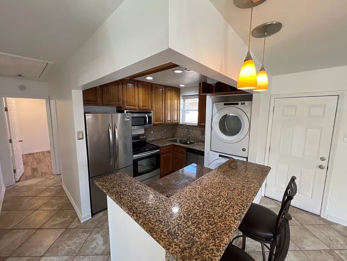 Metairie House: 854 Orion Ave