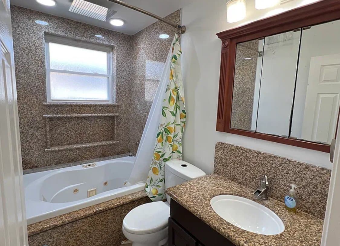 Metairie House: 854 Orion Ave