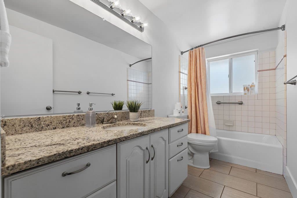 Holladay House: 5726 S Highland Dr