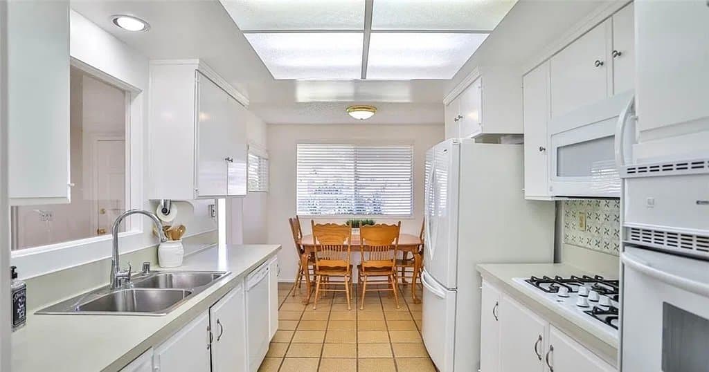 Brea House: 914 Carlson Dr
