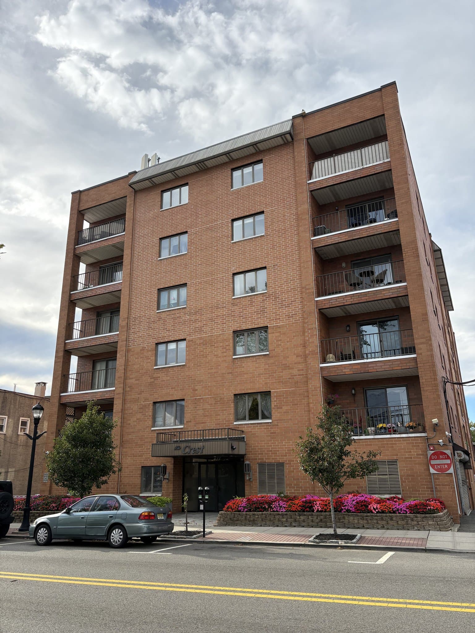 Cliffside Park Apartment: 633 Palisade Ave