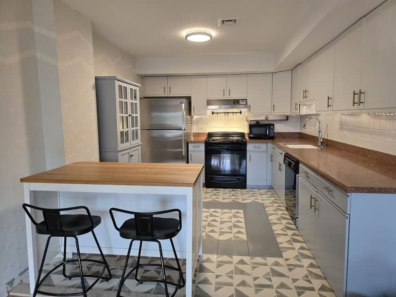 Cliffside Park Apartment: 633 Palisade Ave