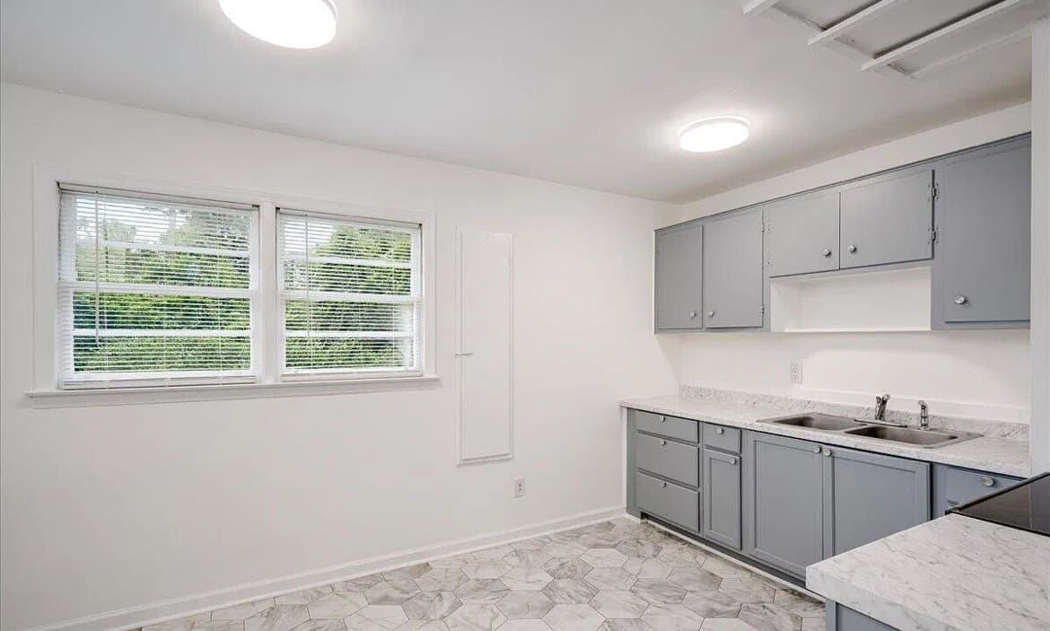 Augusta House: 2002 Evergreen Dr