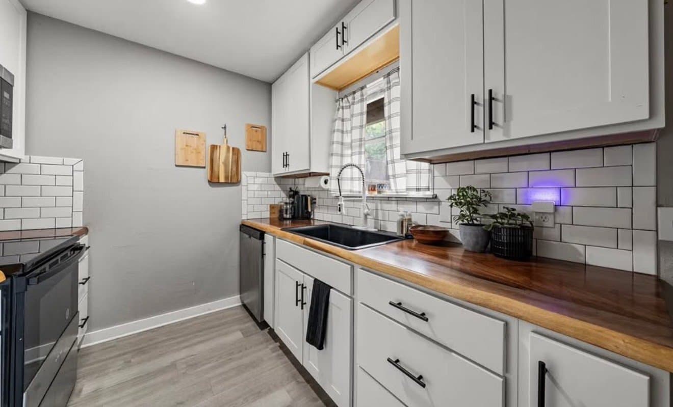 Hewitt Multiplex: 212 Queen Dr