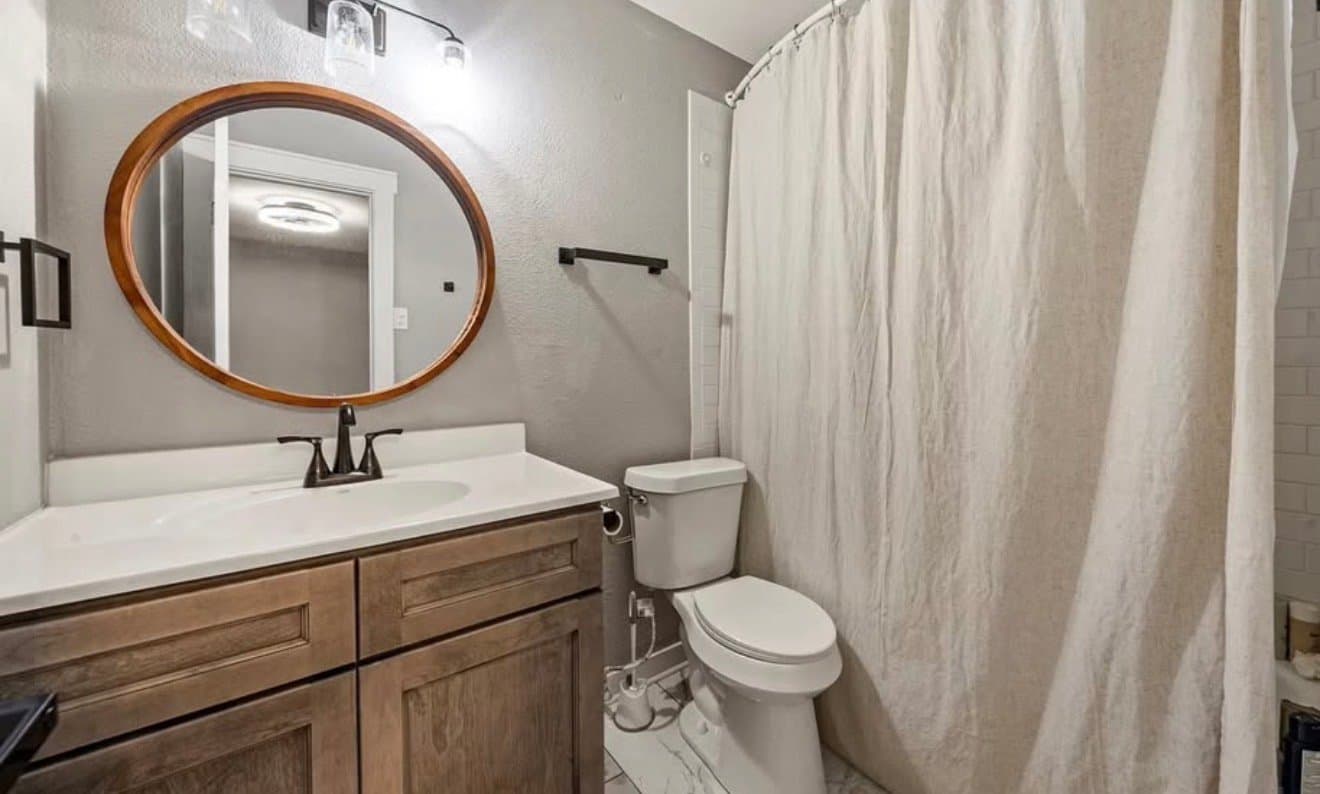 Hewitt Multiplex: 212 Queen Dr