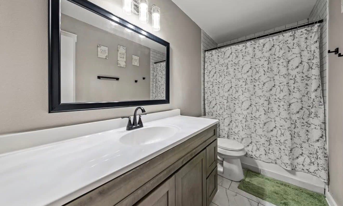 Hewitt Multiplex: 212 Queen Dr