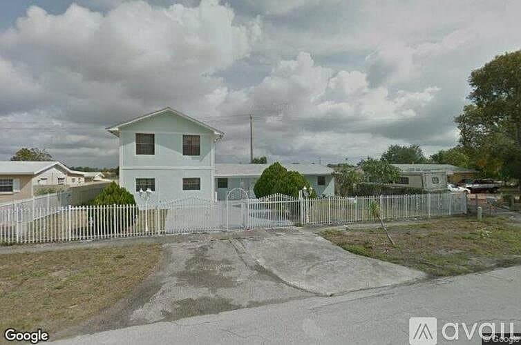 Miami Gardens House: NW 207 dr