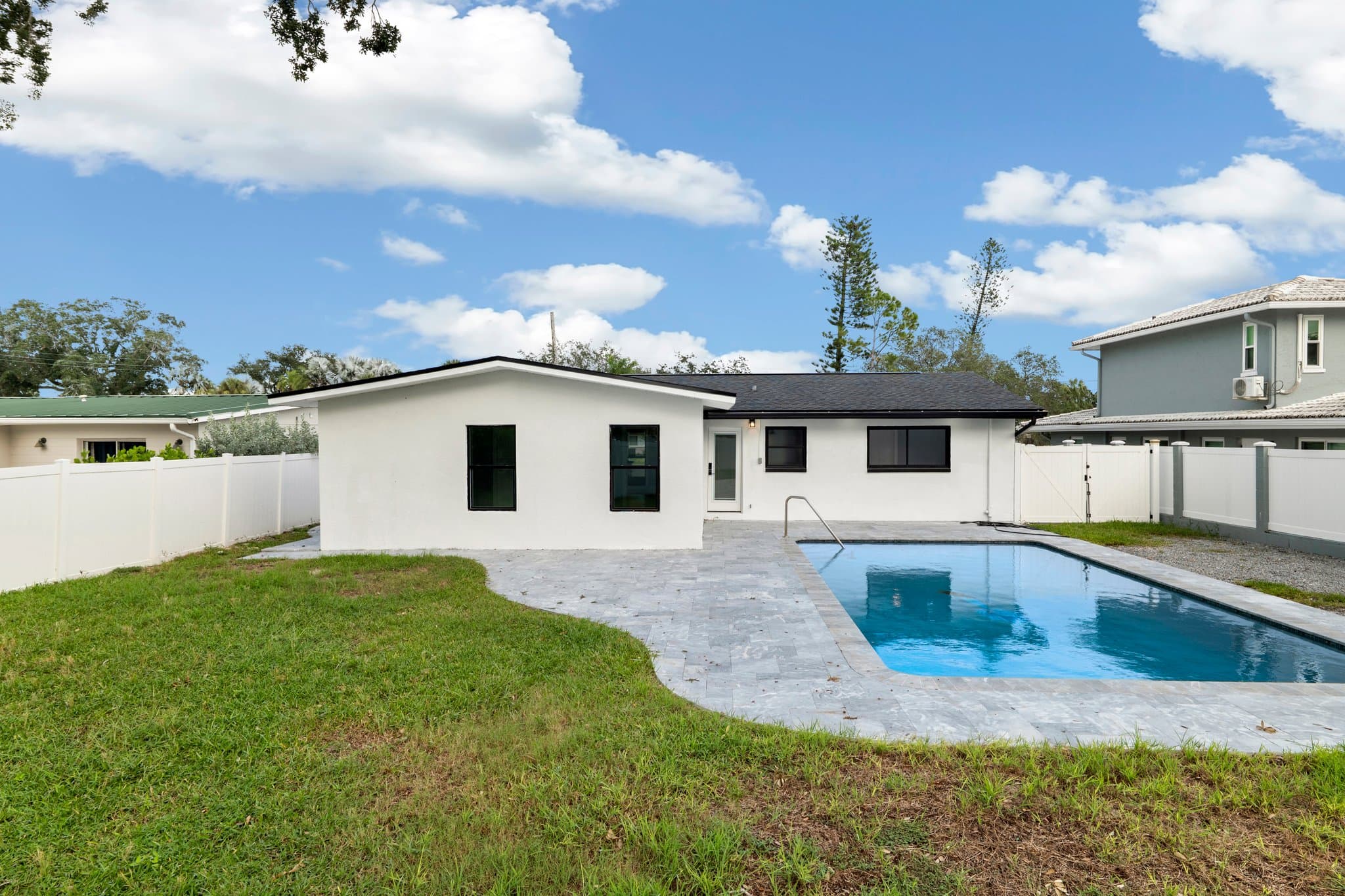 Saint Petersburg House: 4310 Huntington St NE