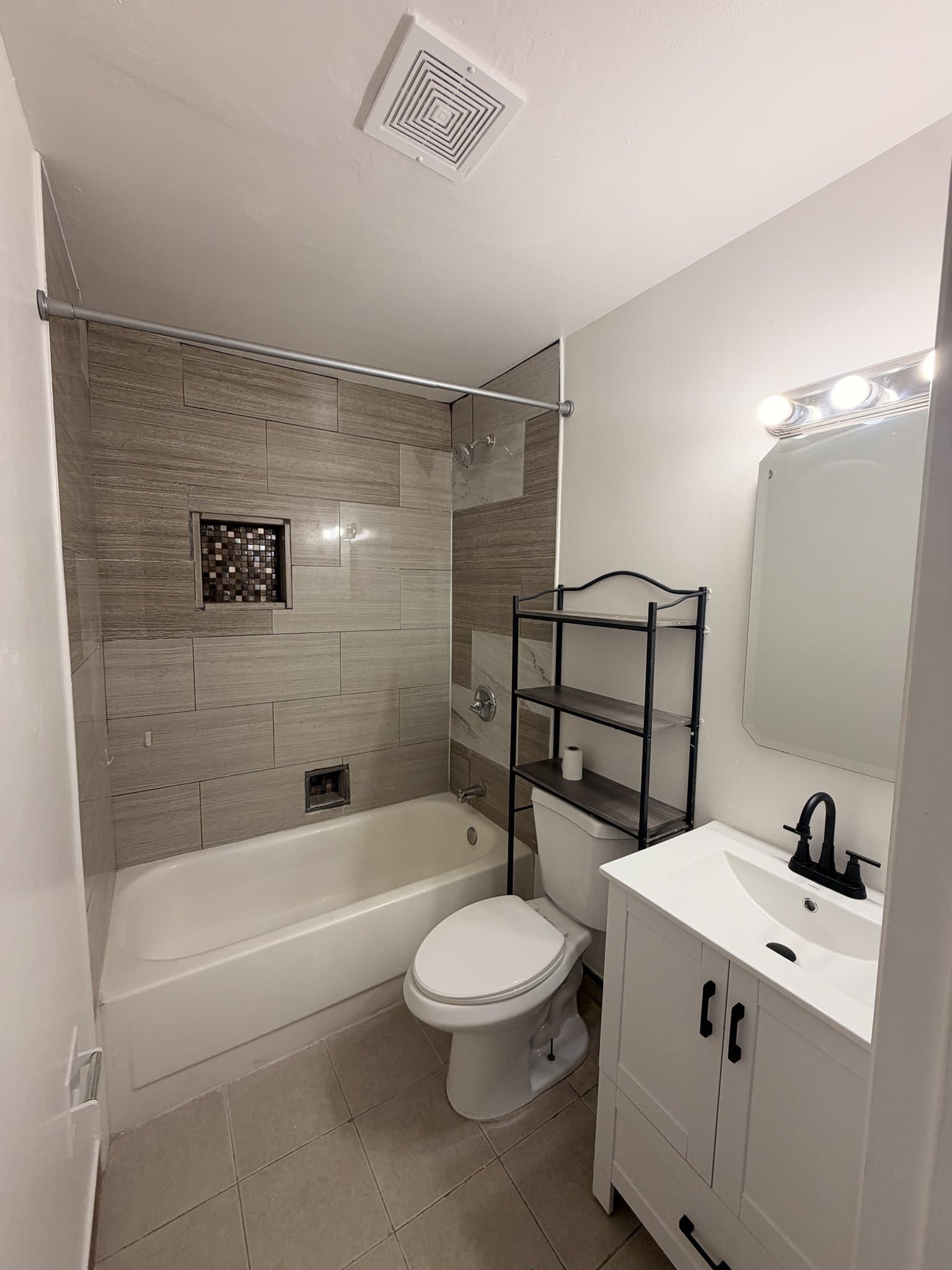 Fairfield Apartment: 812 Delaware St