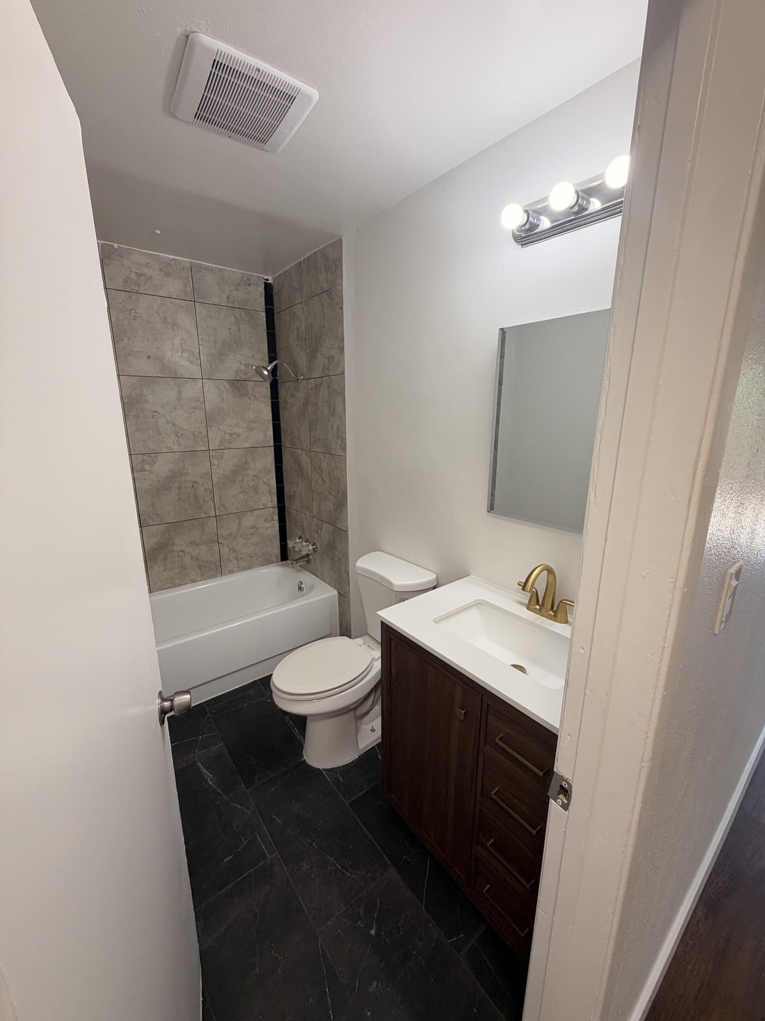 Fairfield Apartment: 812 Delaware St