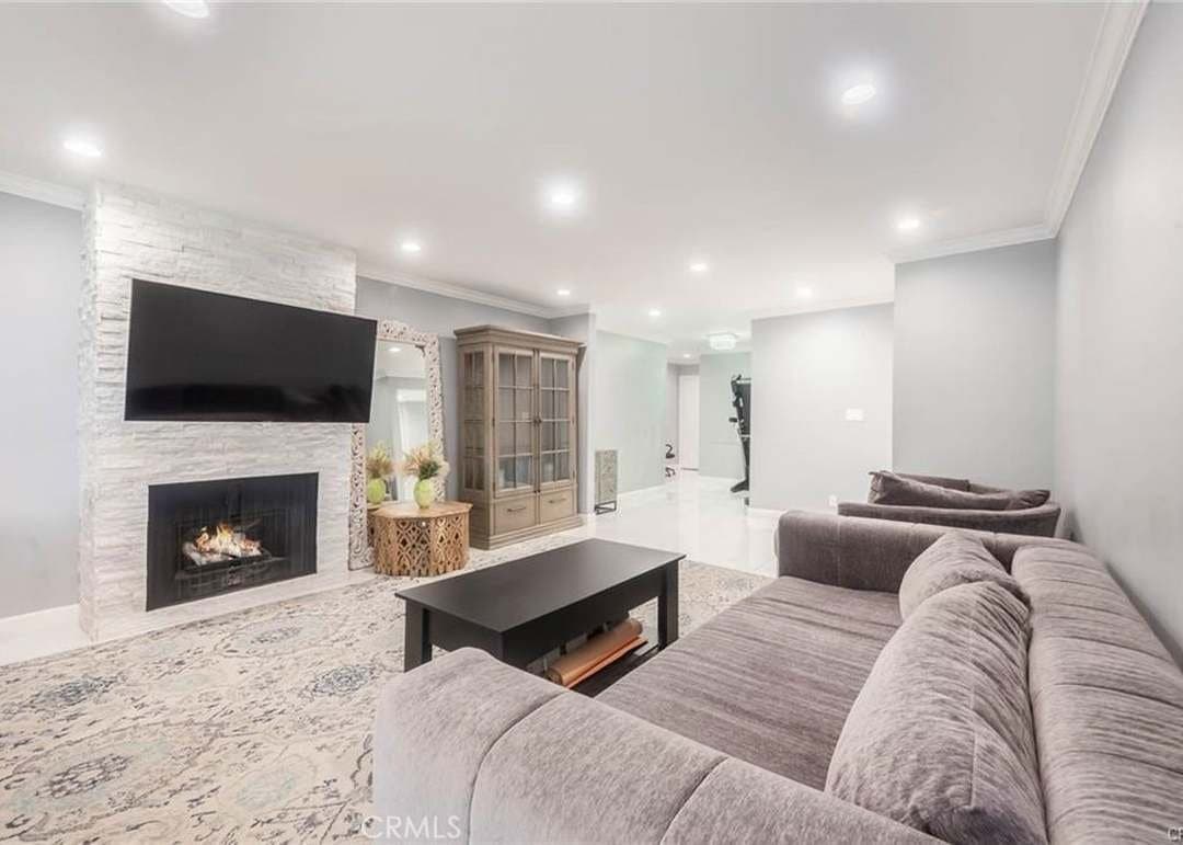 Burbank Condo: 635 E Elmwood Ave