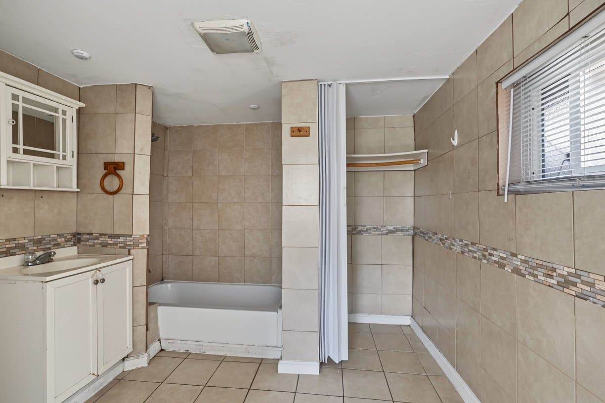 San Bernardino Apartment: 949 E 3rd St