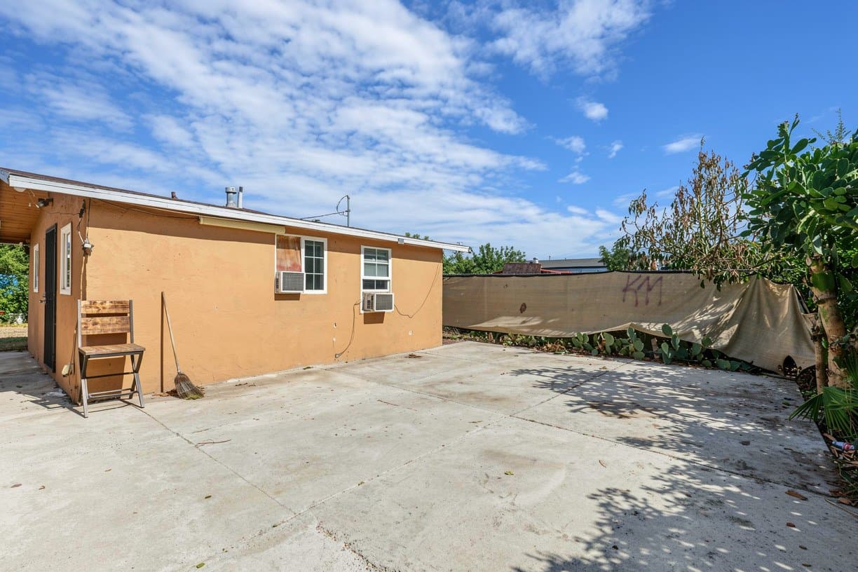 San Bernardino Apartment: 949 E 3rd St