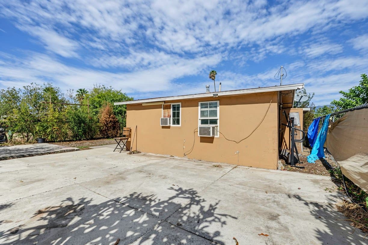 San Bernardino Apartment: 949 E 3rd St