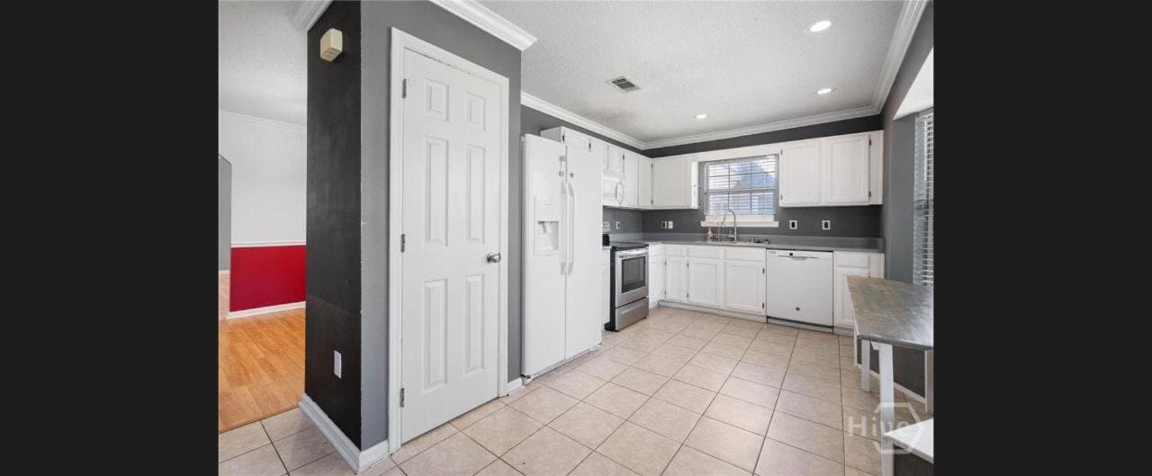 Savannah House: 24 St Ives Dr