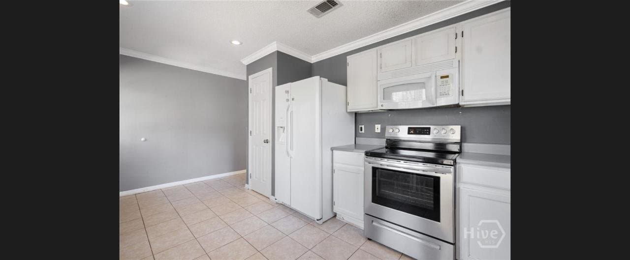 Savannah House: 24 St Ives Dr