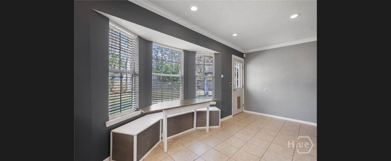 Savannah House: 24 St Ives Dr