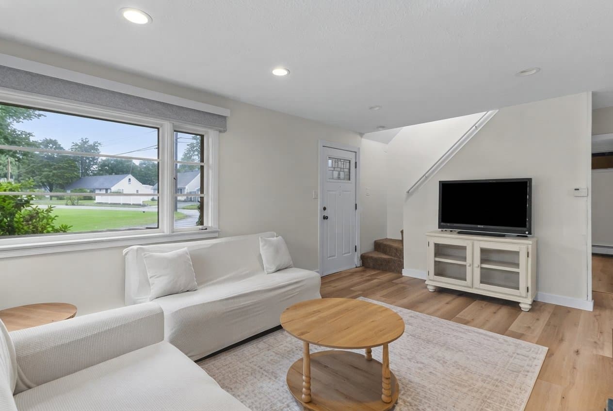 Shrewsbury House: 30 Bellridge Dr