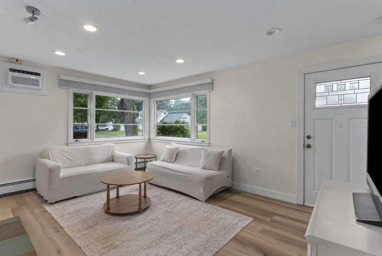Shrewsbury House: 30 Bellridge Dr