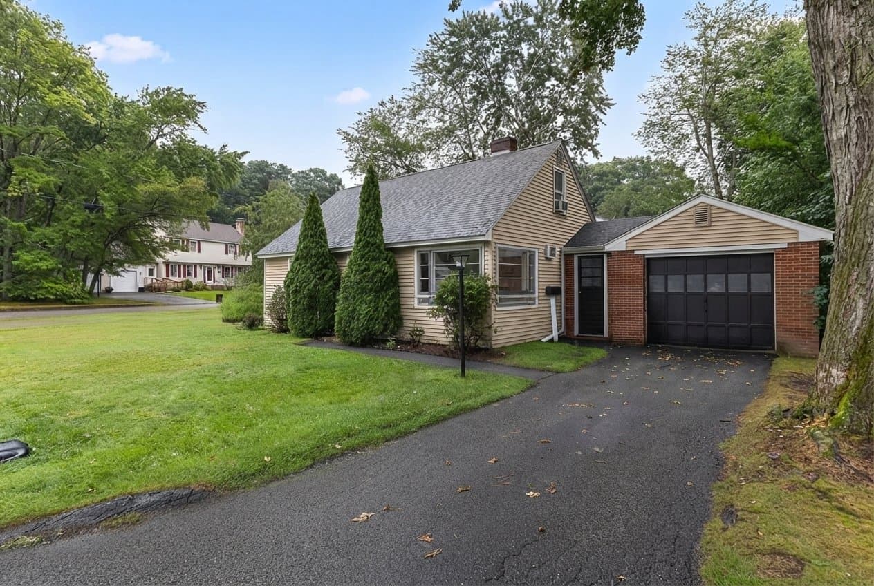 Shrewsbury House: 30 Bellridge Dr