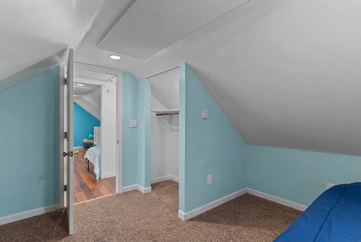 Shrewsbury House: 30 Bellridge Dr