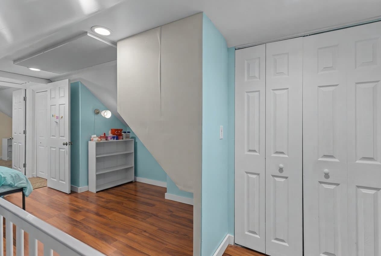 Shrewsbury House: 30 Bellridge Dr