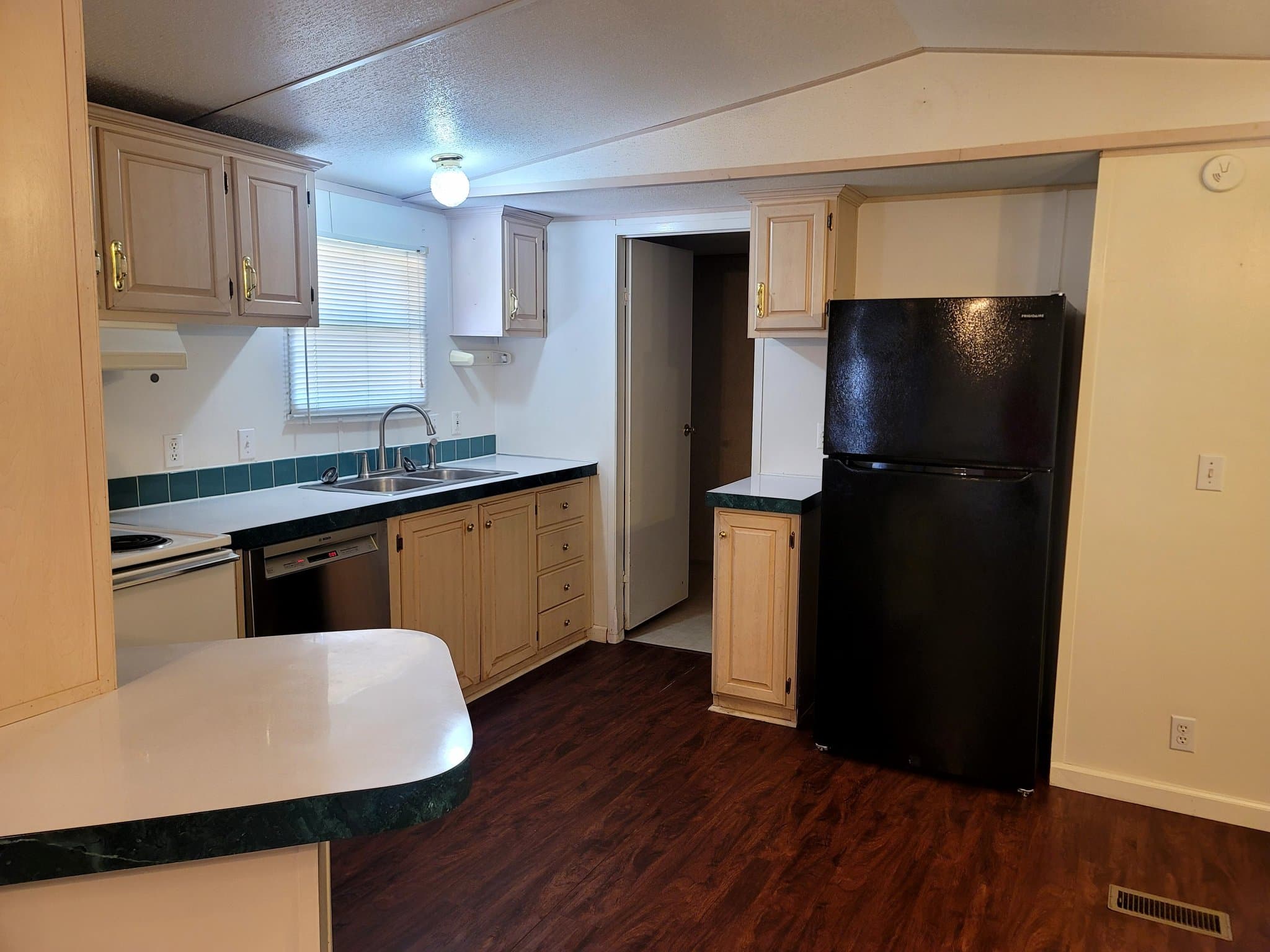 Longview House: 406 W Hope Dr.