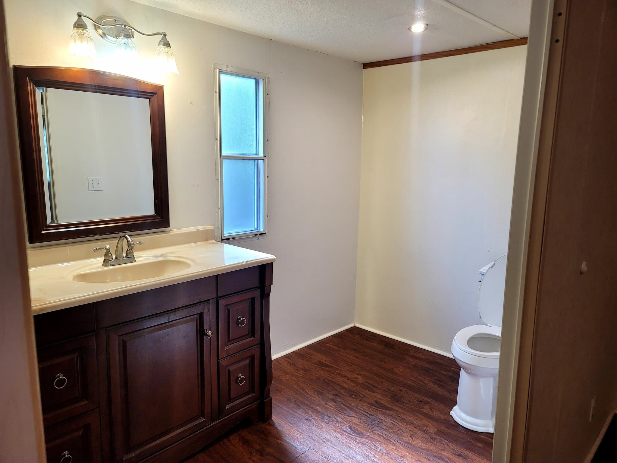 Longview House: 406 W Hope Dr.