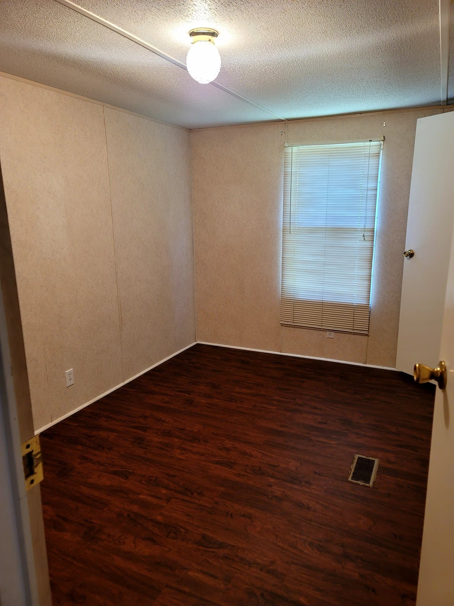 Longview House: 406 W Hope Dr.