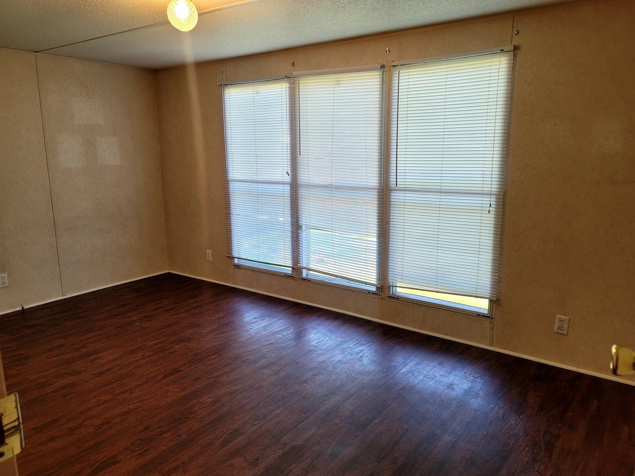 Longview House: 406 W Hope Dr.