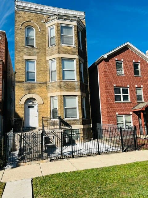 Chicago Single Room: 3832 W Lexington St