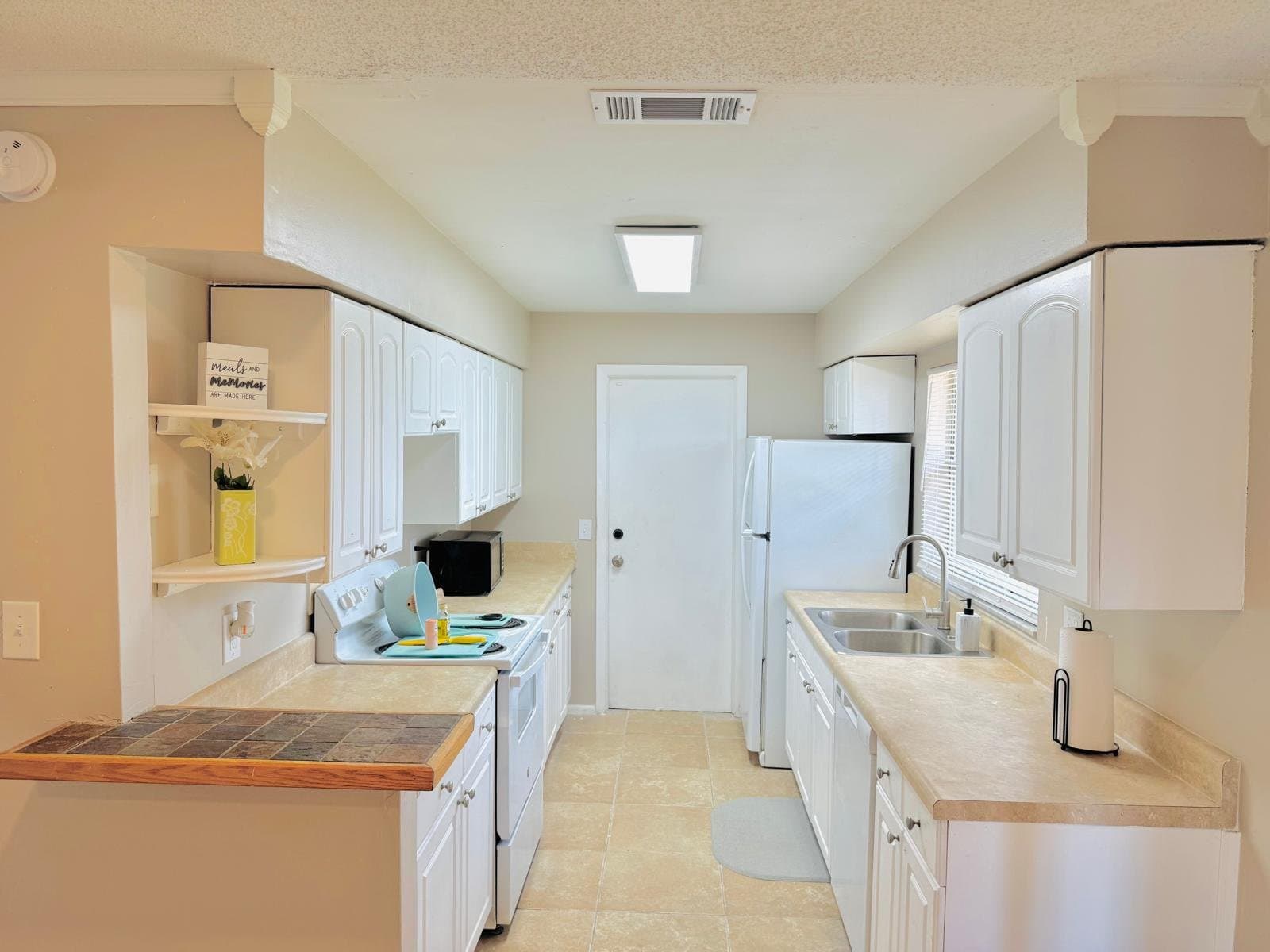 Sanford House: 127 Hidden Lake Dr