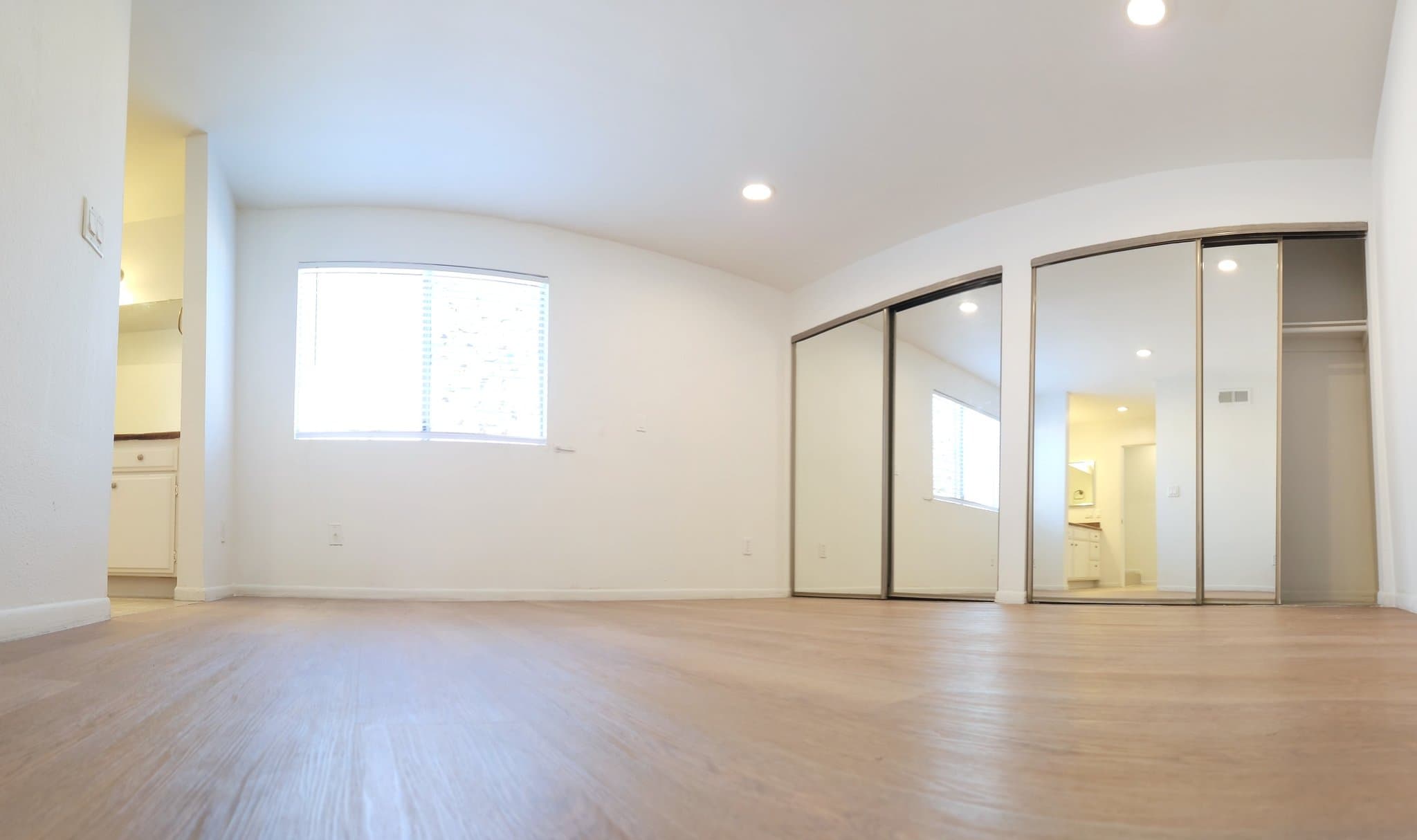 North Hollywood Apartment: 11020 Hesby Street