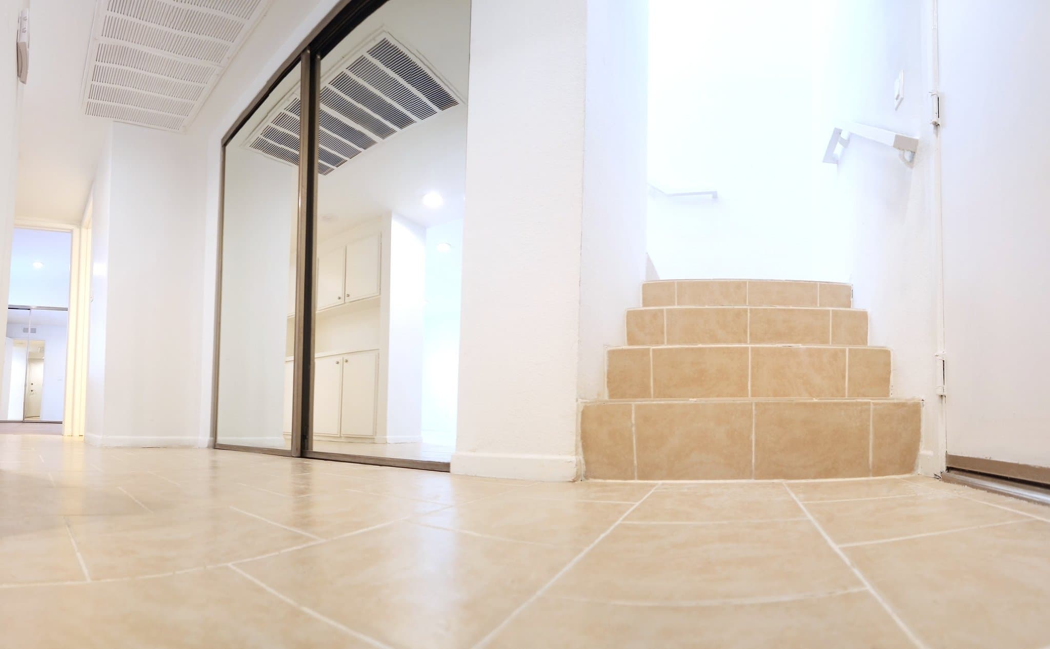 North Hollywood Apartment: 11020 Hesby Street