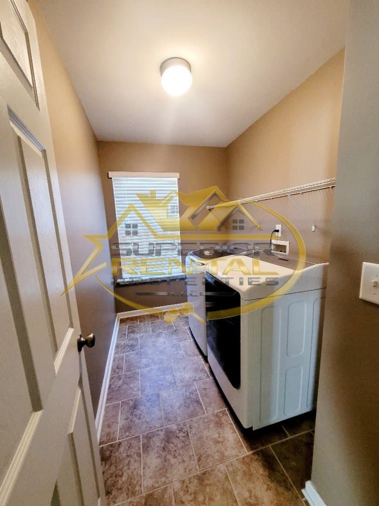 Columbia House: 414 Hawkeye Ct