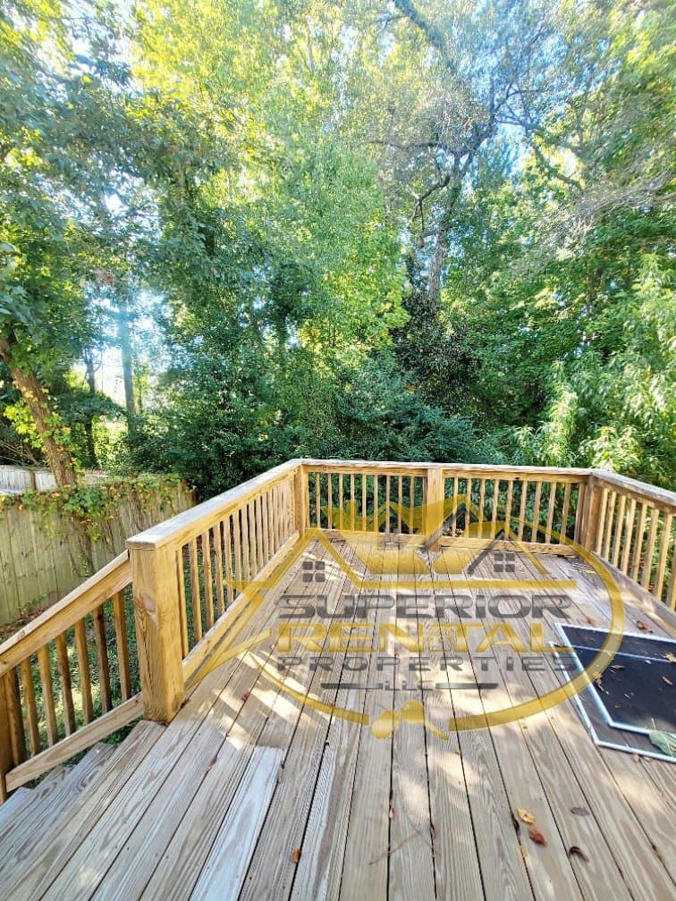 Columbia House: 414 Hawkeye Ct