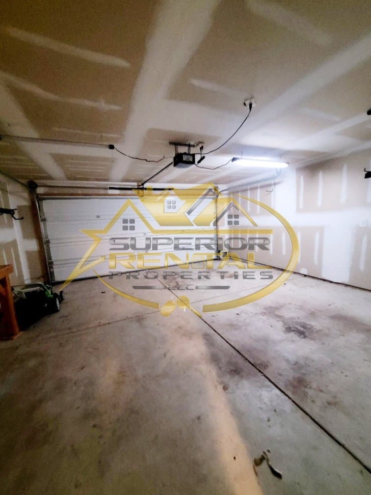 Columbia House: 414 Hawkeye Ct