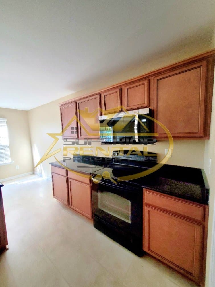Columbia House: 414 Hawkeye Ct